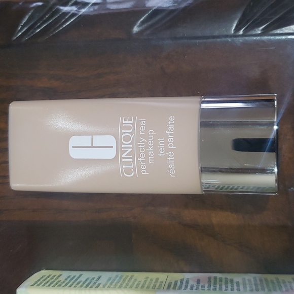 CLINIQUE Perfectly real makeup - Picture 3 of 8